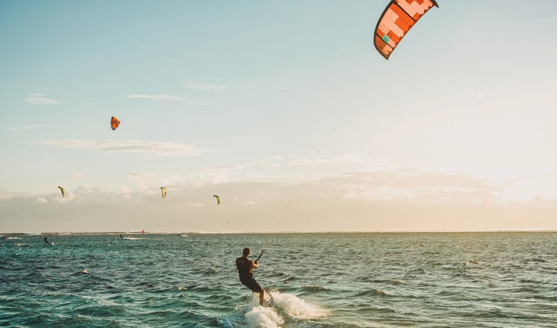 PARA SURFING VS KITESURFING: POWERING THE THRILL