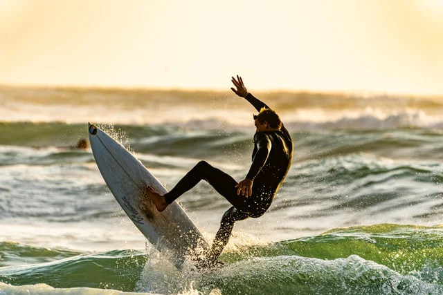 WHAT TO WEAR SURFING: ESSENTIAL GEAR AND TIPS