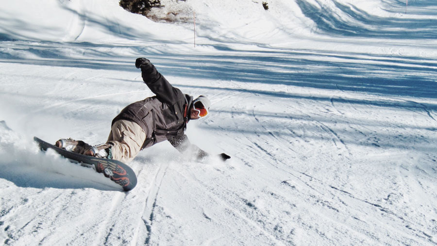 DO YOU NEED TO WAX A NEW SNOWBOARD: MAXIMIZE PERFORMANCE AND LONGEVITY!