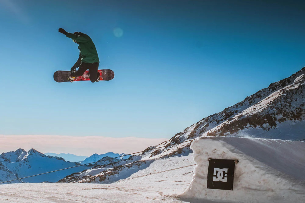 WHAT IS FREESTYLE SNOWBOARDING: DISCOVER THE THRILLS