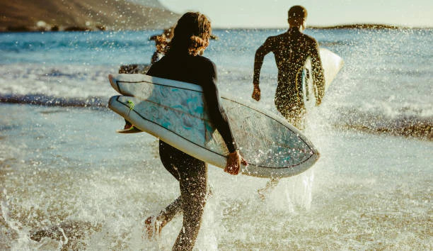 WHAT TO WEAR SURFING: ESSENTIAL GEAR AND TIPS