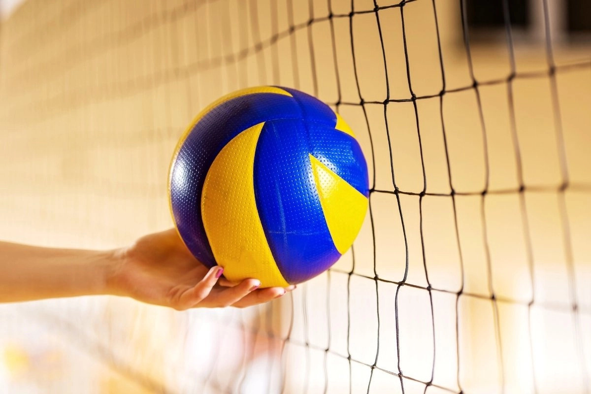 WHAT IS A LIFT IN VOLLEYBALL: UNCOVERING THE SECRETS OF THIS SNEAKY MOVE!